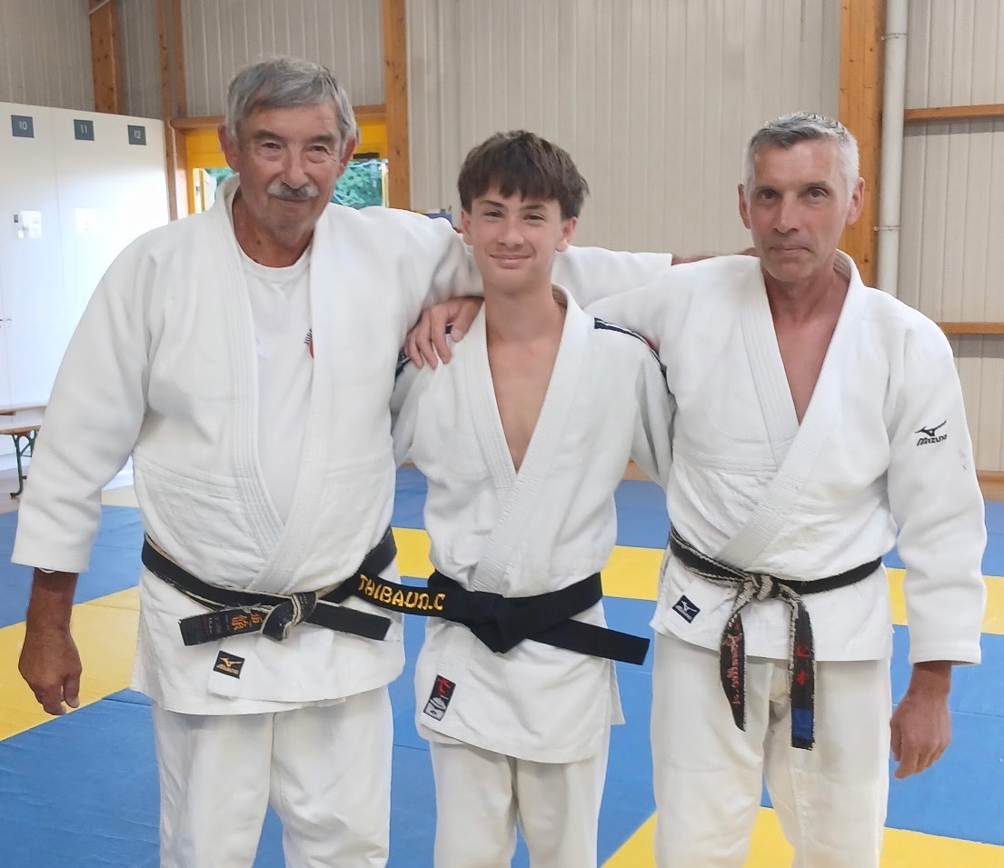 Thibaud Corven, nouvelle ceinture noire du Judo Club Kervignacois, entouré de deux judokas du club